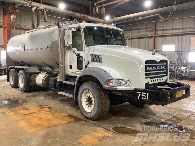 Mack GU813 Цистерни за вода
