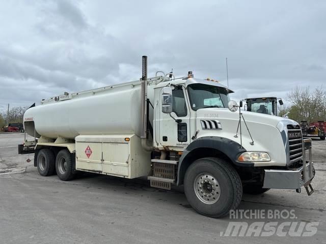 Mack GU813 Цистерна