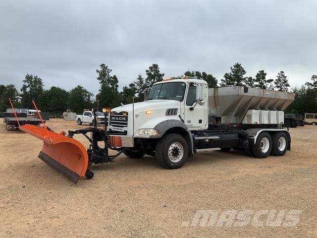 Mack GU813 Разстилачки на пясък и сол