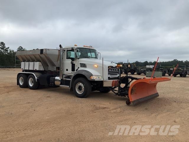 Mack GU813 Разстилачки на пясък и сол