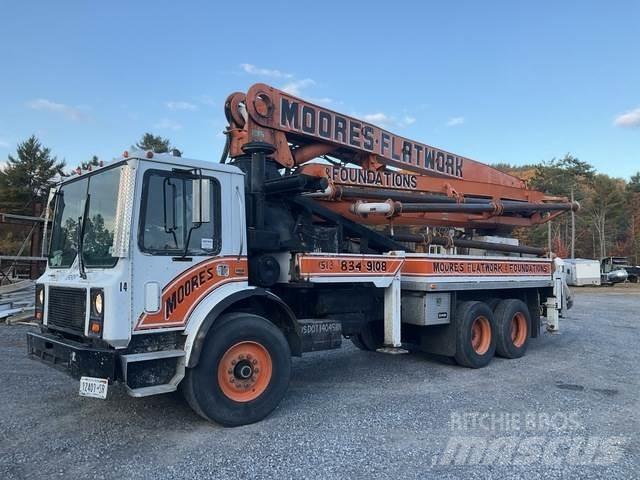 Mack MR688S Бетонопомпи

