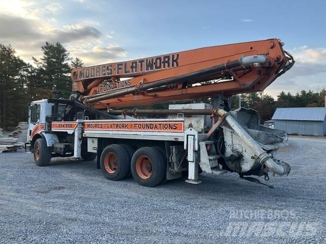 Mack MR688S Бетонопомпи
