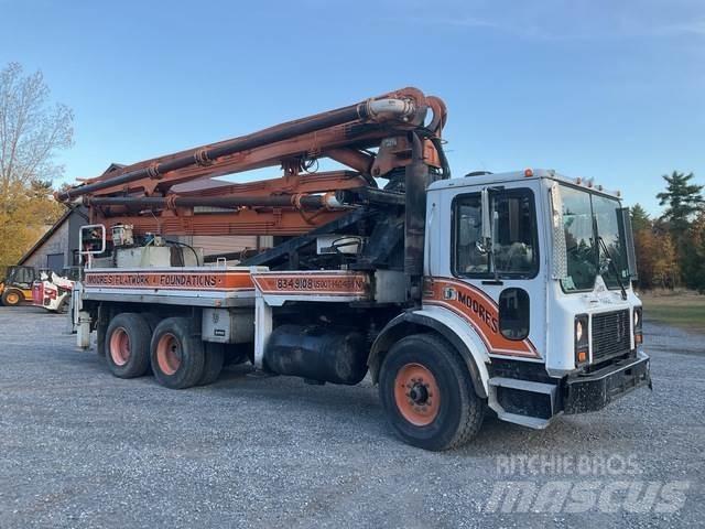 Mack MR688S Бетонопомпи
