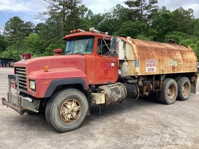 Mack RD688S Цистерни за вода
