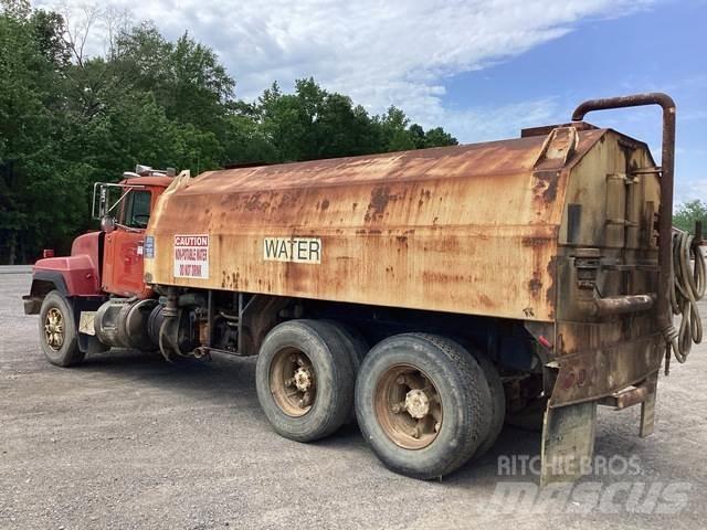 Mack RD688S Цистерни за вода
