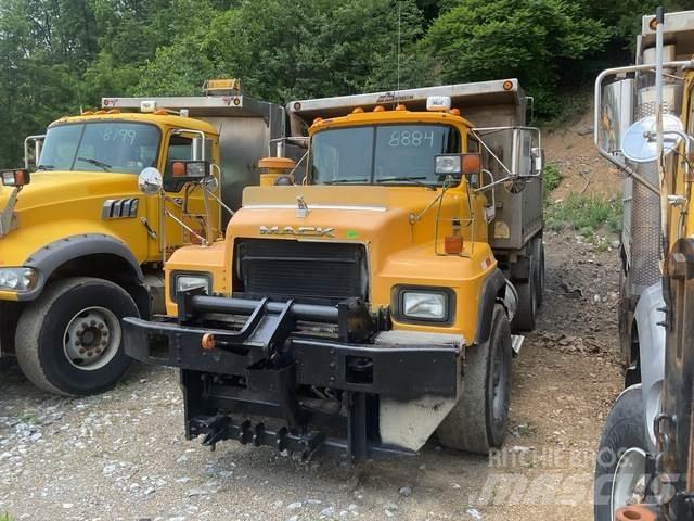 Mack RD688S Разстилачки на пясък и сол