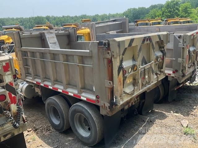 Mack RD688S Разстилачки на пясък и сол