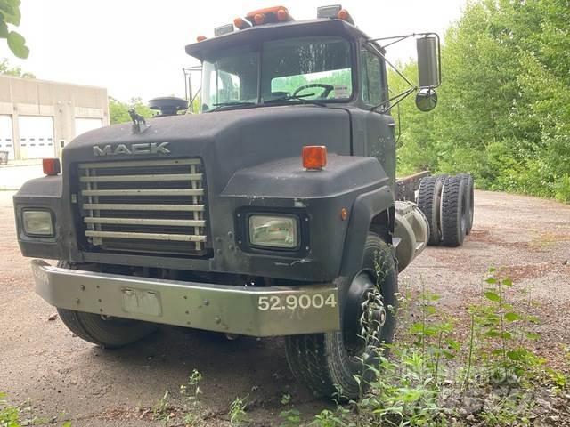 Mack RD688S Кабини