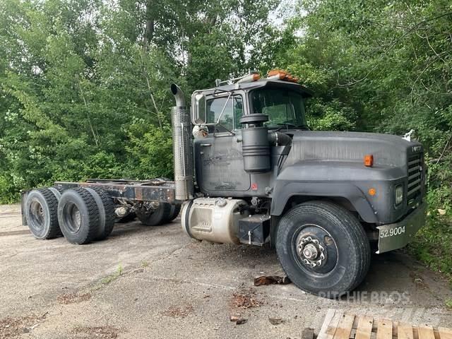Mack RD688S Кабини
