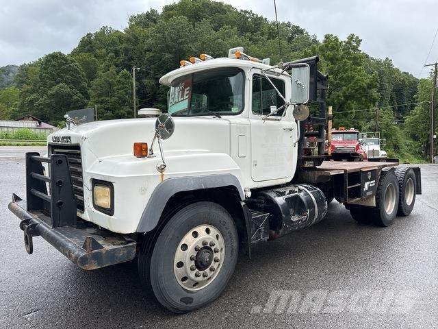 Mack RD688S Бордови
