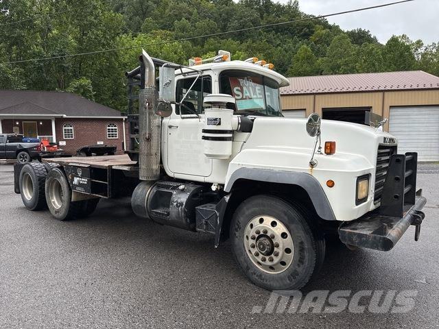 Mack RD688S Бордови