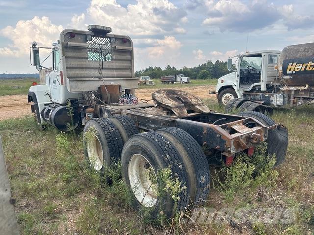 Mack RD688S Влекачи