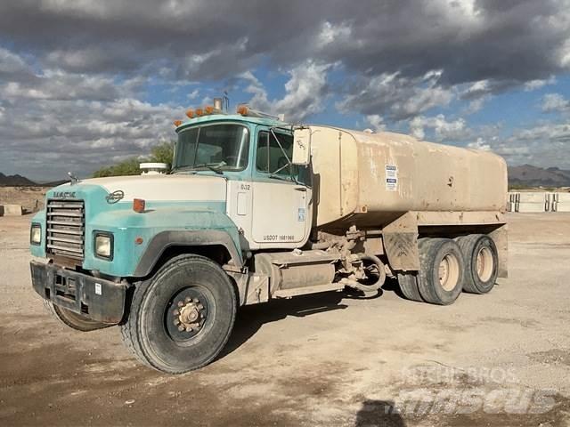 Mack RD690S Цистерни за вода
