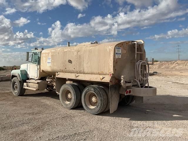 Mack RD690S Цистерни за вода
