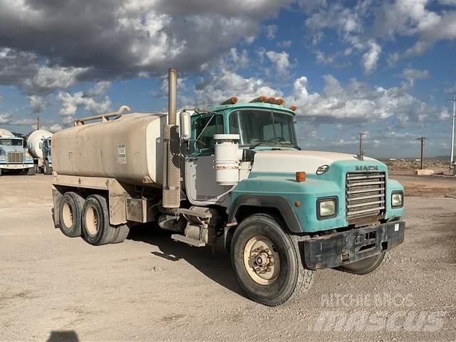 Mack RD690S Цистерни за вода
