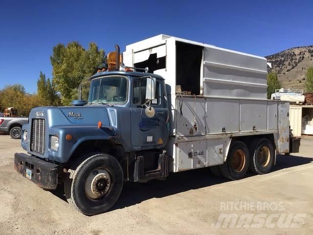 Mack U600 Общински/универсални превозни средства

