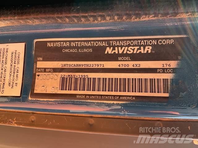 Navistar 4700 Моторизирани платформи с талига