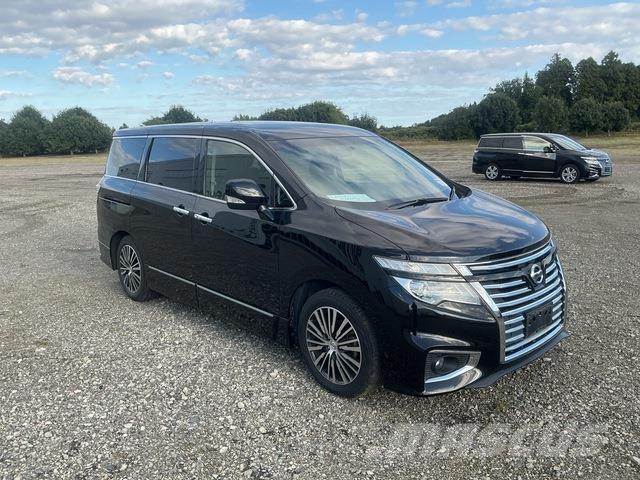 Nissan Elgrand Мини бусове