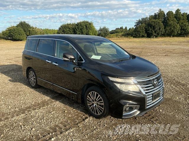 Nissan Elgrand Мини бусове
