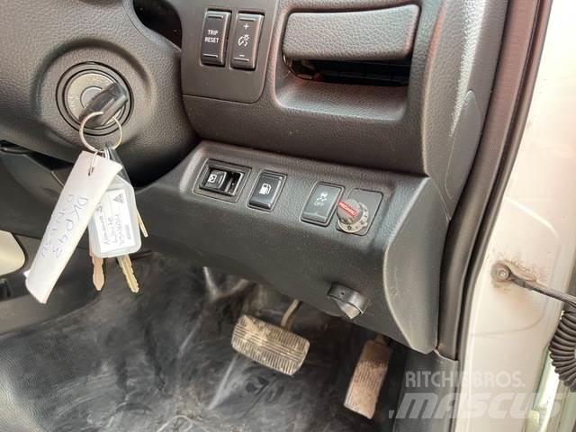 Nissan Navara Пикапи