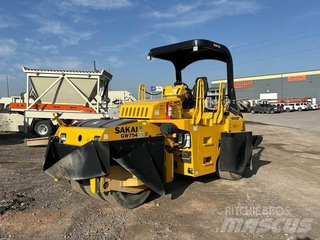 Sakai GW745 Пневматични гумени  ролки
