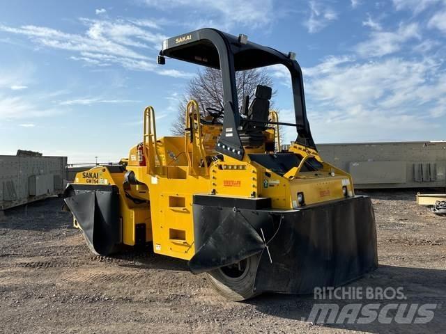 Sakai GW745 Пневматични гумени  ролки
