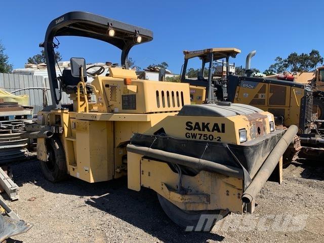 Sakai GW750-2 Пневматични гумени  ролки
