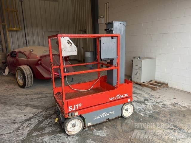 SkyJack SJ12 Vertical mast lifts