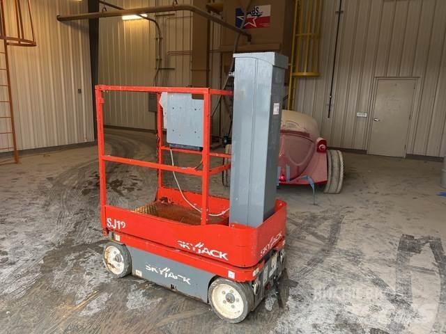 SkyJack SJ12 Vertical mast lifts