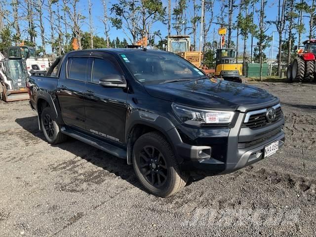 Toyota HiLux Пикапи