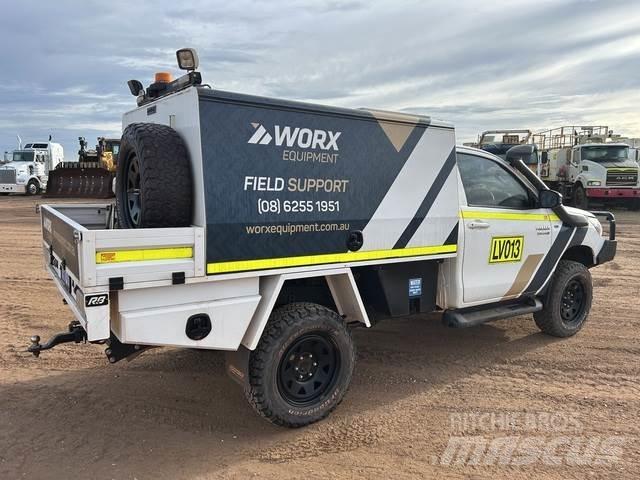 Toyota HiLux Пикапи