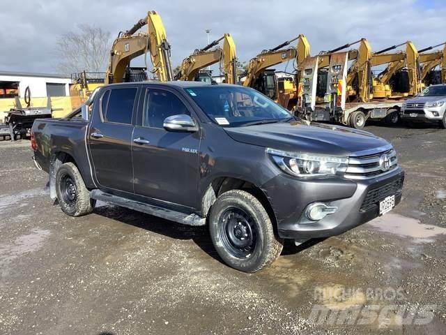 Toyota HiLux Пикапи