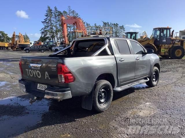 Toyota HiLux Пикапи