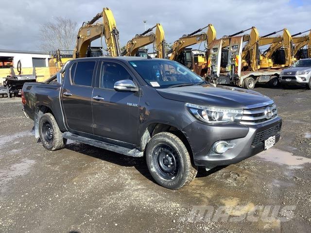 Toyota HiLux Пикапи