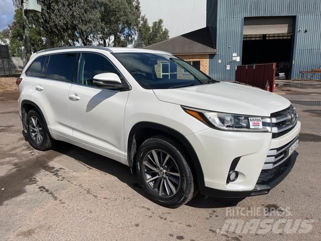 Toyota Kluger Коли