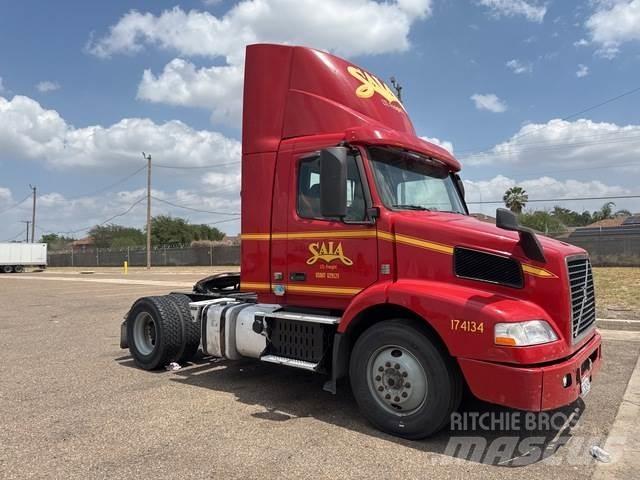 Volvo VNM42T Влекачи