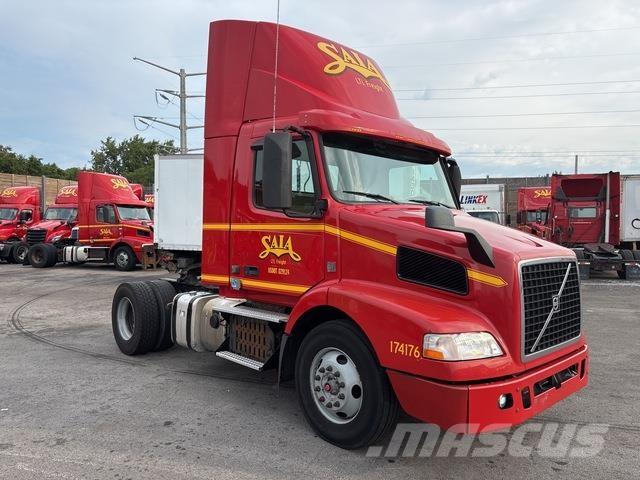 Volvo VNM42T Влекачи