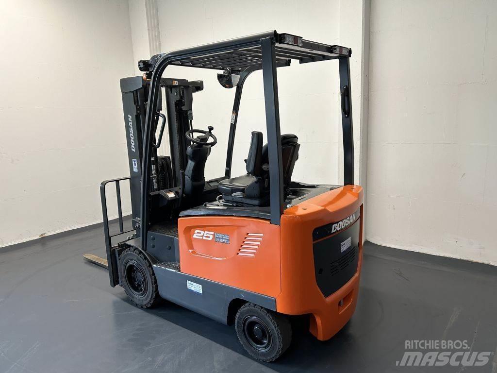 Doosan B25S-7 Електрически вилични кари-повдигачи