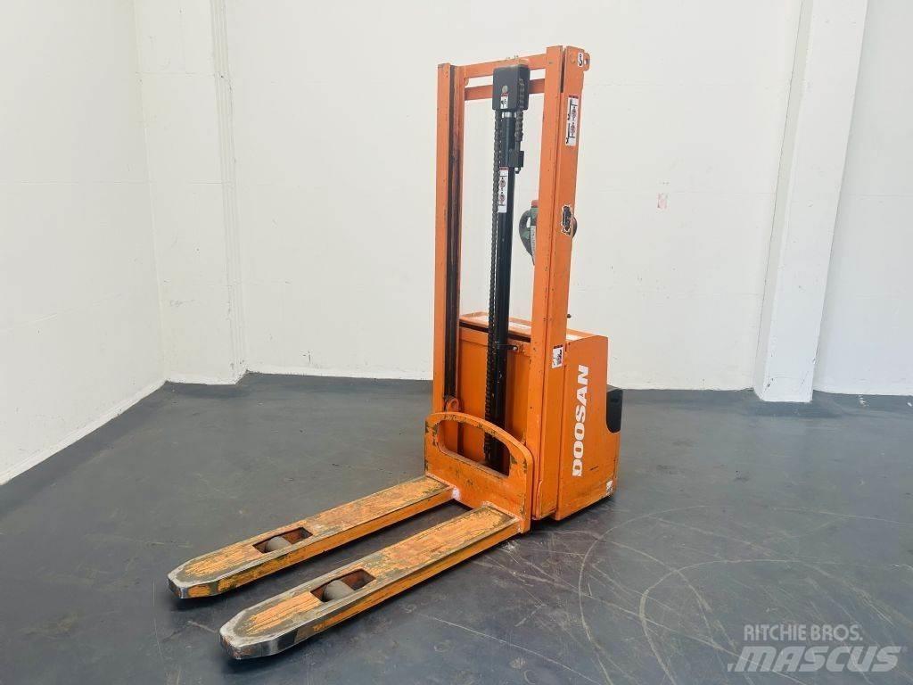 Doosan LEDS12.5C Колички високоповдигачи с теглич