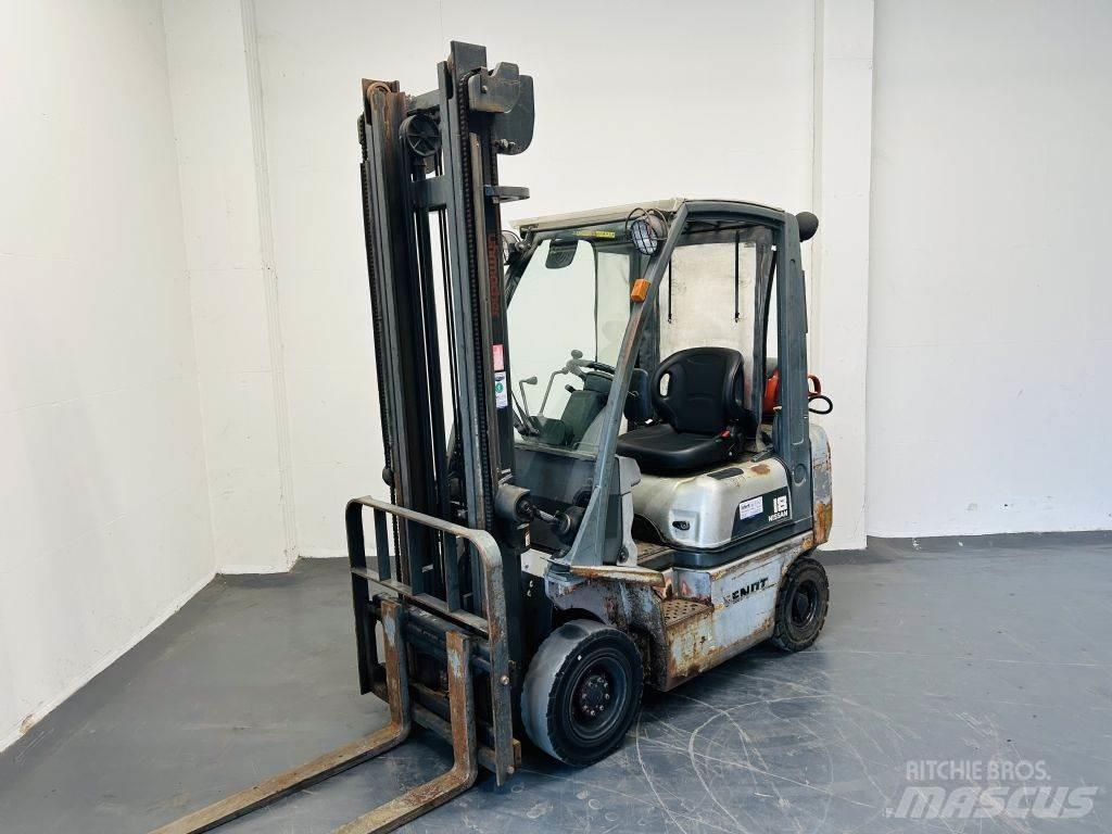 Nissan PD01A18PQ Камиони с АГУ