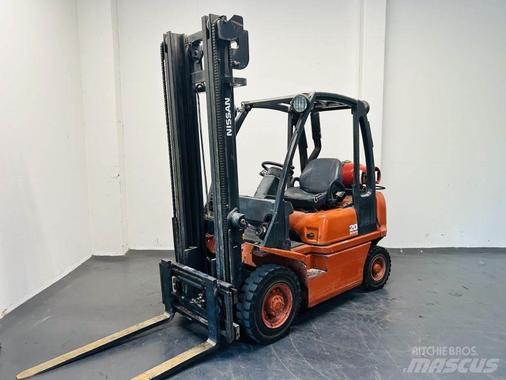 Nissan UD02A20PQ Камиони с АГУ