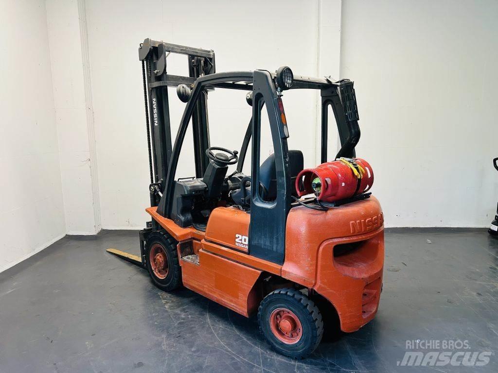 Nissan UD02A20PQ Камиони с АГУ