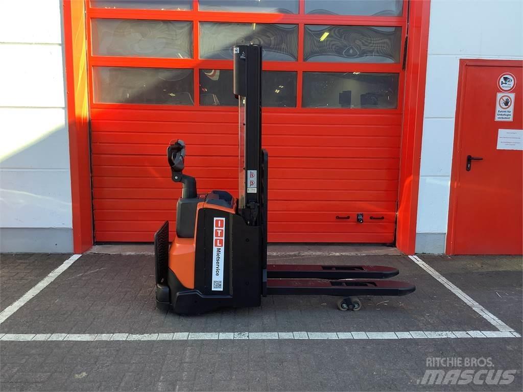 Toyota SWE120L Колички високоповдигачи с теглич