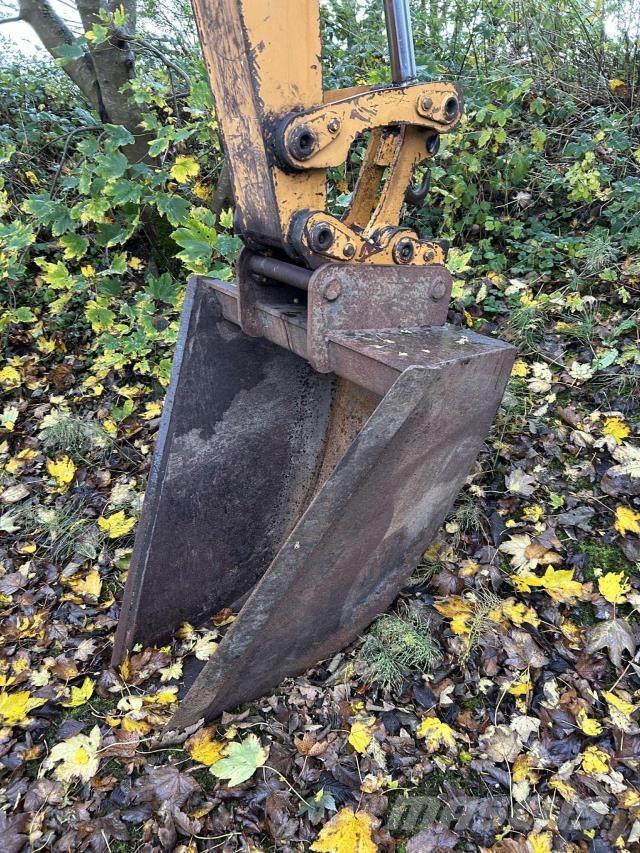 Hydrema 806 Товарач със заден ексватор