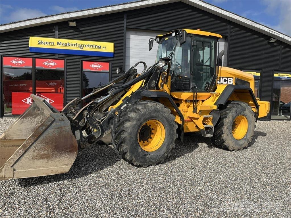 JCB 427 HT Колесни товарачи