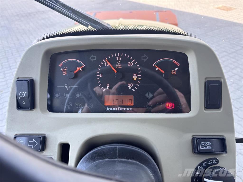 John Deere 3720 Компактни трактори