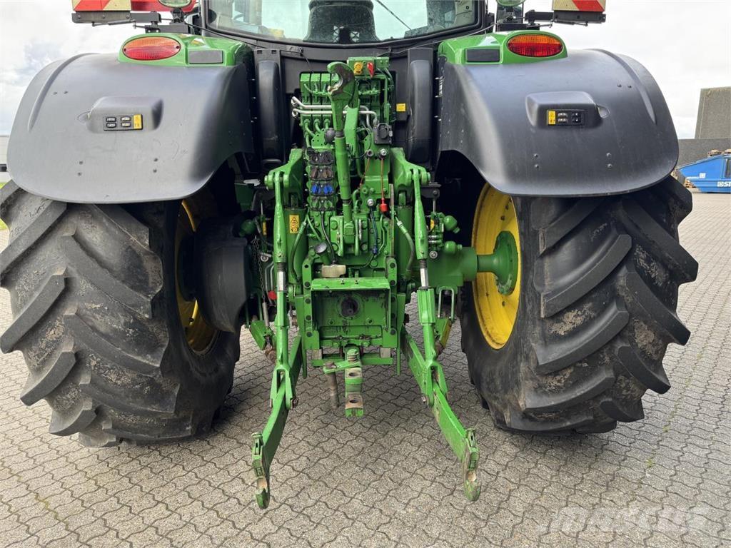 John Deere 6215R Трактори