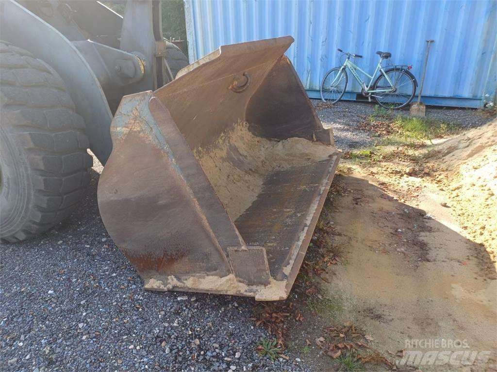 Komatsu WA270 Колесни товарачи