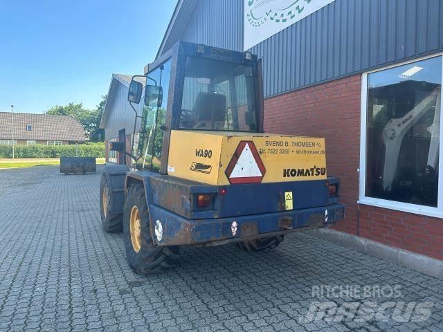 Komatsu WA90 Колесни товарачи