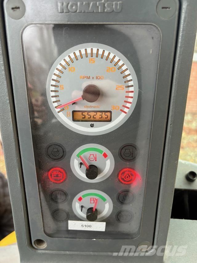 Komatsu WB97 Товарач със заден ексватор